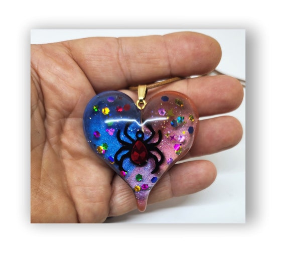 Handmade jewelry heart shape resin artistic necklace.