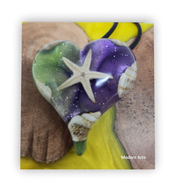 Handmade jewelry heart shape resin artistic necklace.