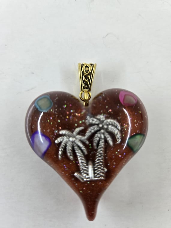 Handmade jewelry heart shape resin artistic necklace.