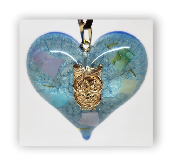 Handmade jewelry heart shape resin artistic necklace.
