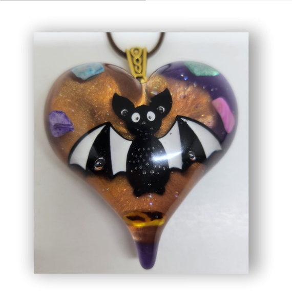 Handmade jewelry heart shape resin artistic necklace.