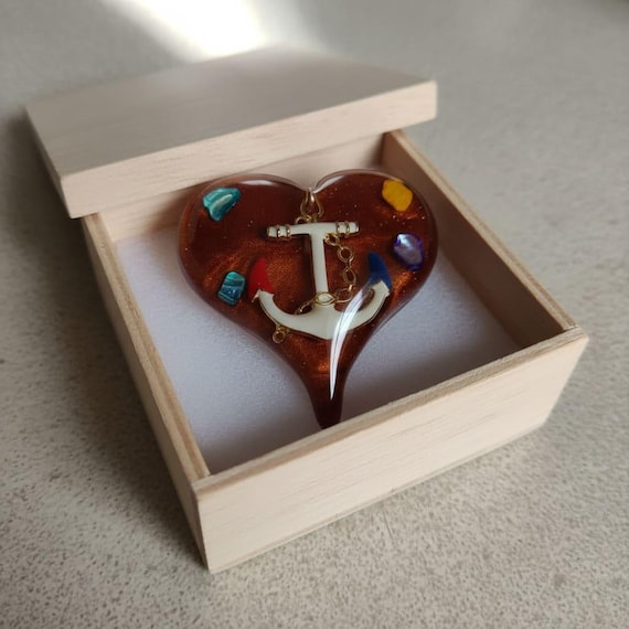Handmade jewelry heart shape resin artistic necklace.