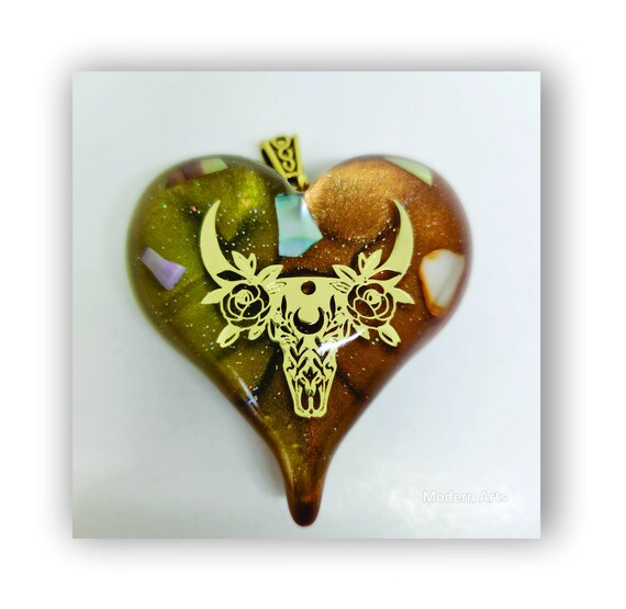 Handmade jewelry heart shape resin artistic necklace.