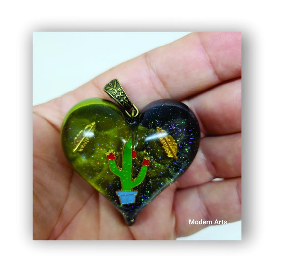 Handmade jewelry heart shape resin artistic necklace.