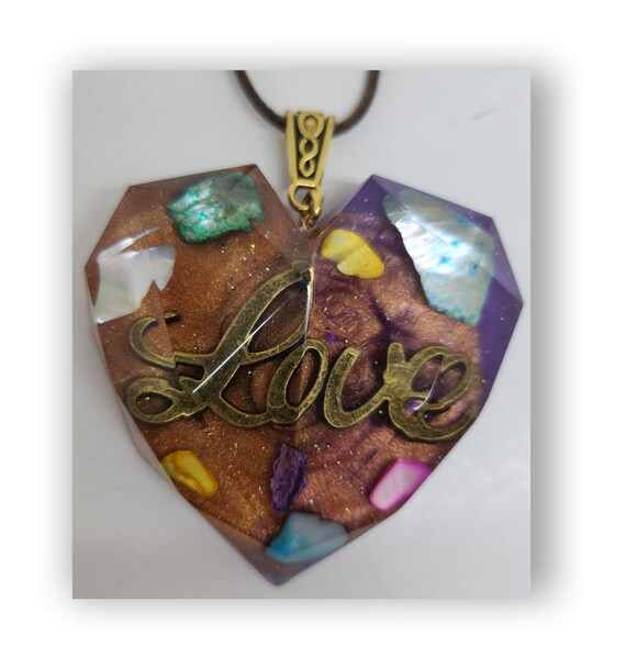 Handmade jewelry heart shape resin artistic necklace.