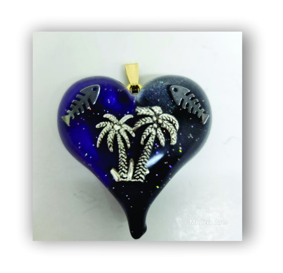 Handmade jewelry heart shape resin artistic necklace.