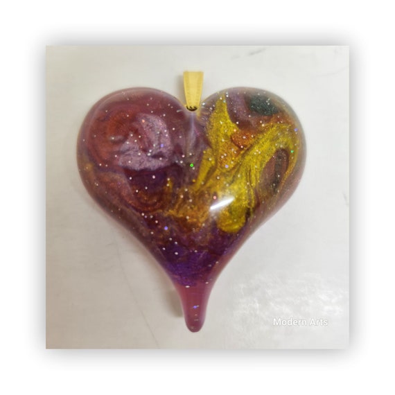 Handmade jewelry heart shape resin artistic necklace.