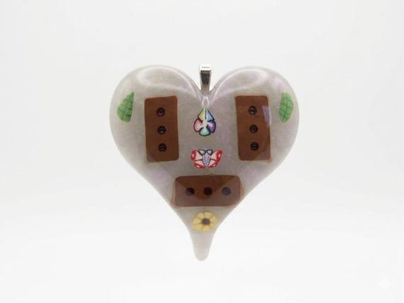 Handmade jewelry heart shape resin artistic necklace.