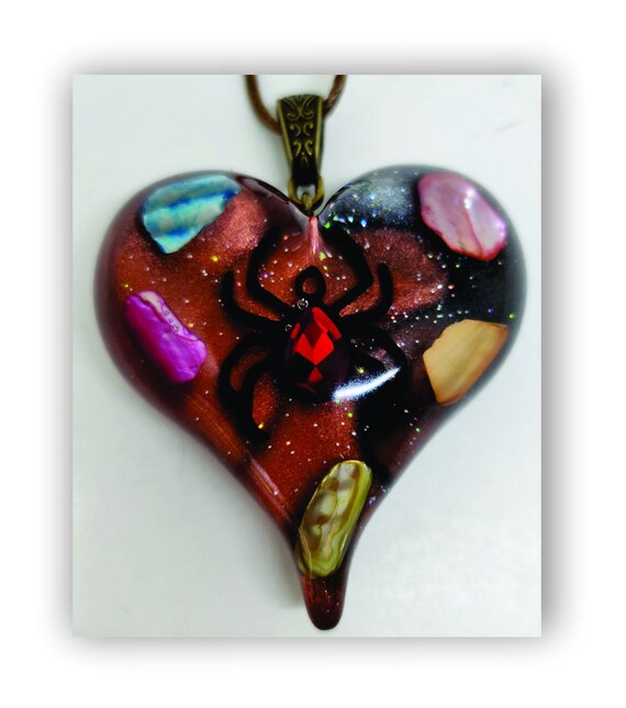 Handmade jewelry heart shape resin artistic necklace.