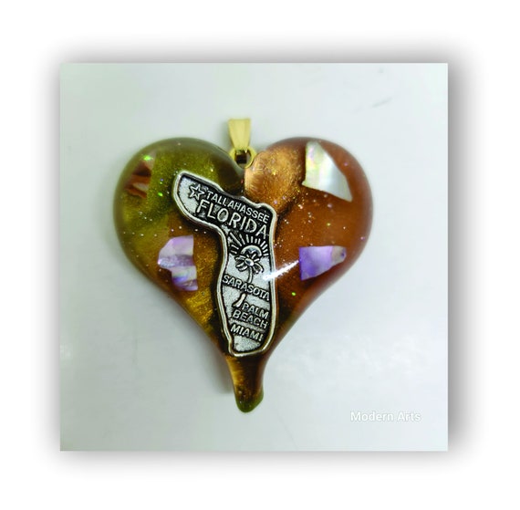 Handmade jewelry heart shape resin artistic necklace.
