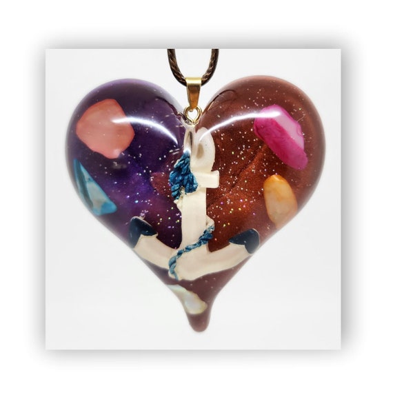 Handmade jewelry heart shape resin artistic necklace.