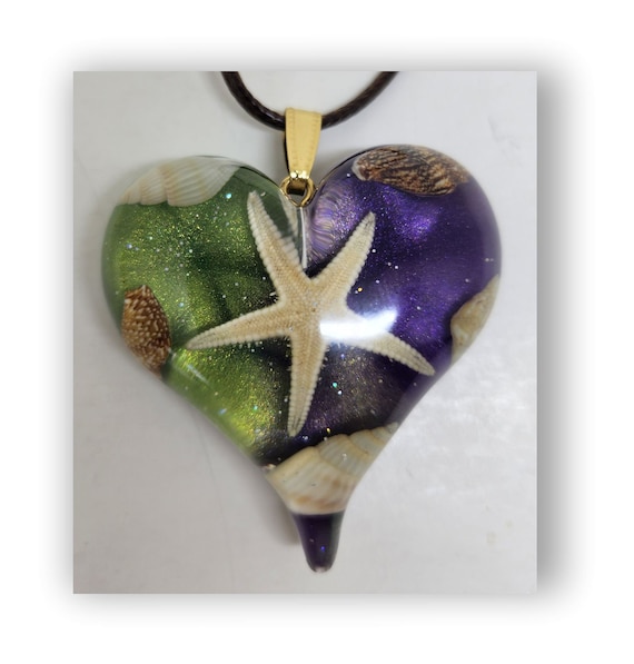 Handmade jewelry heart shape resin artistic necklace.