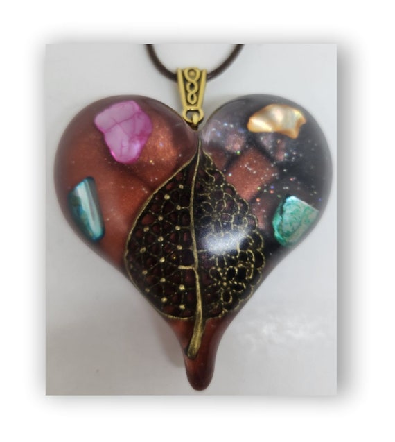Handmade jewelry heart shape resin artistic necklace.
