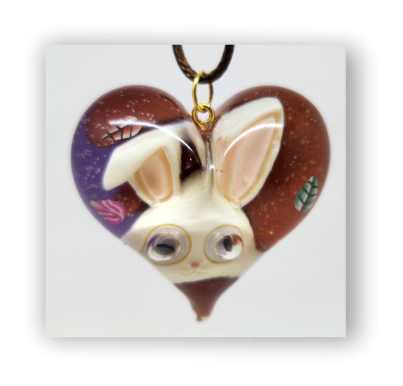 Handmade jewelry heart shape resin artistic necklace.