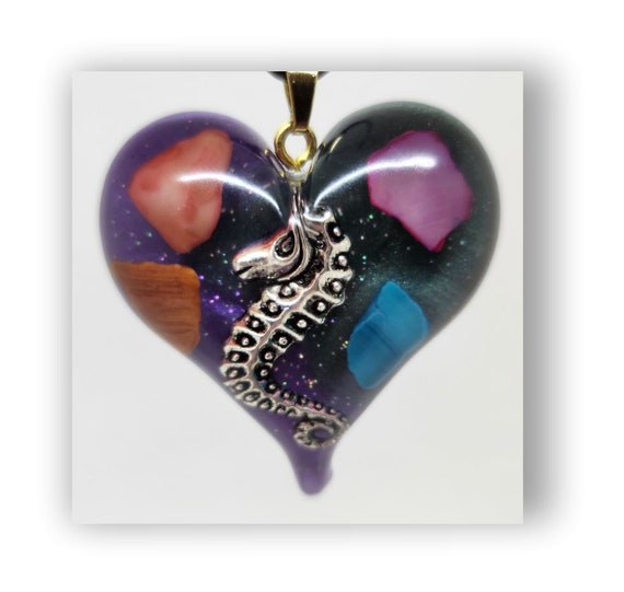 Handmade jewelry heart shape resin artistic necklace.