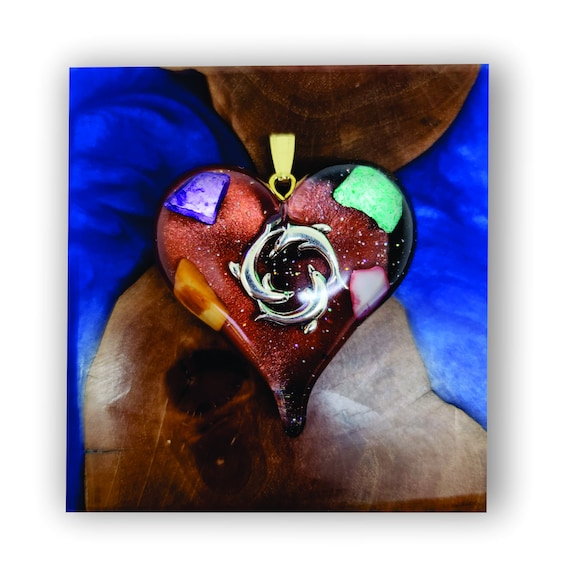 Handmade jewelry heart shape resin artistic necklace.