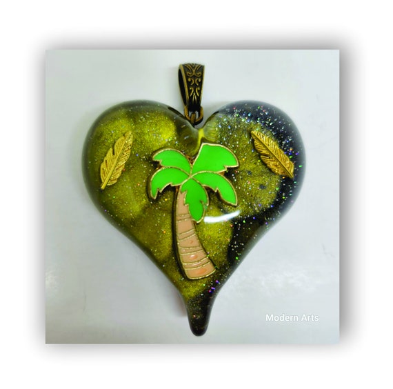 Handmade jewelry heart shape resin artistic necklace.