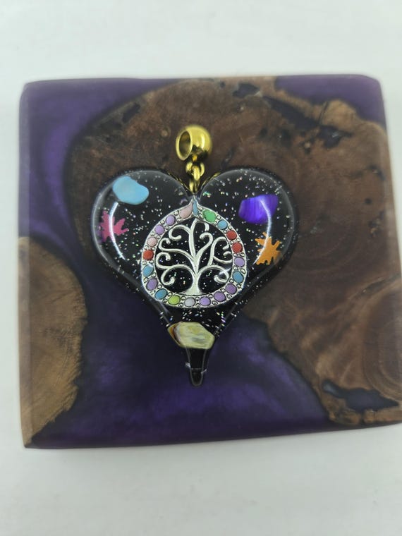 Handmade jewelry heart shape resin artistic necklace.