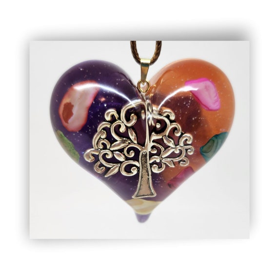 Handmade jewelry heart shape resin artistic necklace.