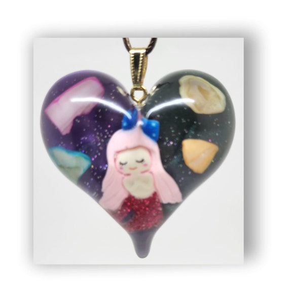Handmade jewelry heart shape resin artistic necklace.