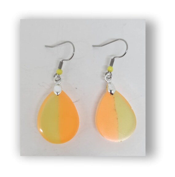 Handmade resin artistic earring, glow in the dark.