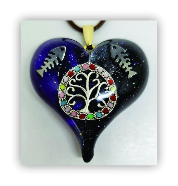 Handmade jewelry heart shape resin artistic necklace.