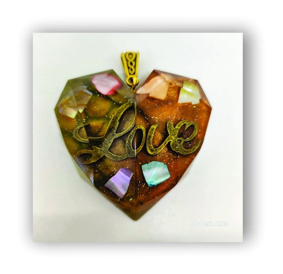 Handmade jewelry heart shape resin artistic necklace.