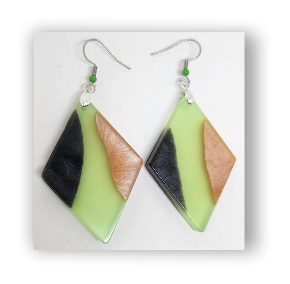 Handmade resin artistic earring, glow in the dark.
