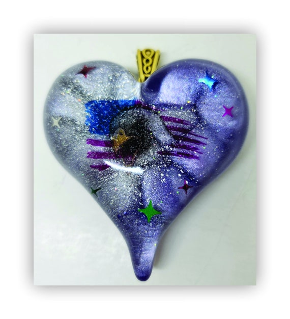 Handmade jewelry heart shape resin artistic necklace.