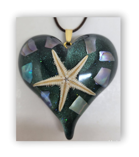 Handmade jewelry heart shape resin artistic necklace.