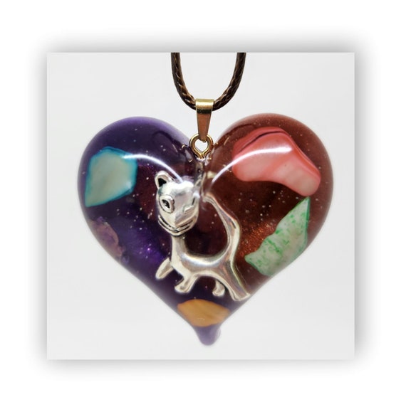Handmade jewelry heart shape resin artistic necklace.