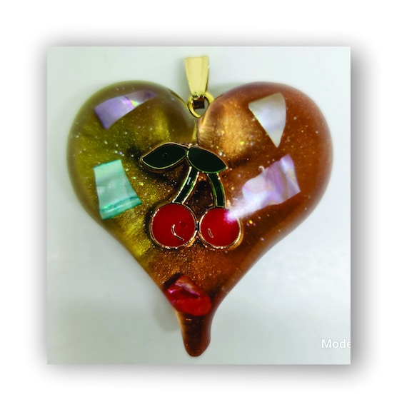 Handmade jewelry heart shape resin artistic necklace.