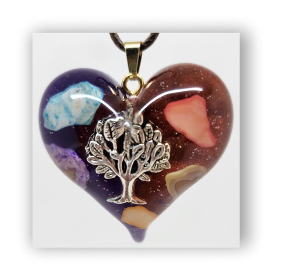 Handmade jewelry heart shape resin artistic necklace.