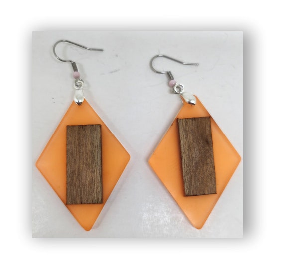 Handmade resin artistic earring, glow in the dark.