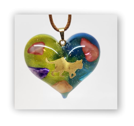 Handmade jewelry heart shape resin artistic necklace.