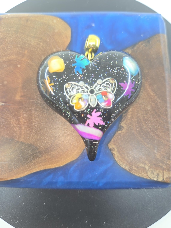 Handmade jewelry heart shape resin artistic necklace.