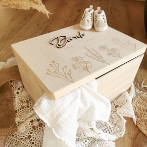 XL Erinnerungsbox personalisiert Erinnerungskiste Holzkiste Holzbox Geschenkidee Geburt Taufe Sternenkind Wildblumen Bild 6