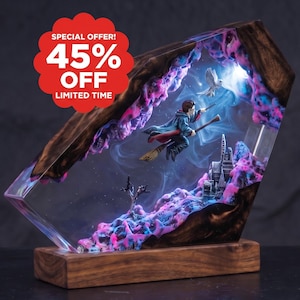 Könnte beinhalten: Eine dekorative Harz- und Holzlampe mit einer Miniaturfigur auf einem Besenstiel, einer weißen Eule und einer Schlossstruktur. Das Innere enthält wirbelnde rosa und blaue Raucheffekte, beleuchtet durch internes Licht. Der Text lautet SPECIAL OFFER! 45% OFF LIMITED TIME.