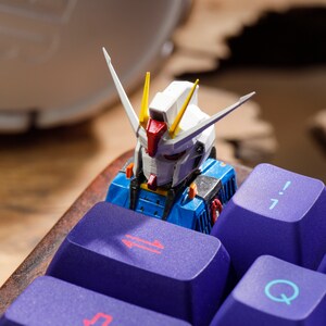 GUNDAM on FOREST Resinlampa, Anpassad Robot Epoxilampa, Japansk Skrivbordslampa, Bordlampa, Resinträkonstlampa, Personlig Gåva för Inredning Hemmet Gundam Keycap 2