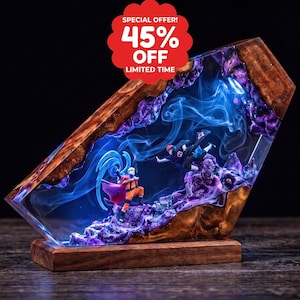 Könnte beinhalten: Eine rechteckige Lampe aus Holz und Harz mit zwei Anime-Figuren in einer klaren, beleuchteten Kammer mit wirbelnden blauen Raucheffekten und violetten Akzenten. Der Text SPECIAL OFFER! 45% OFF LIMITED TIME ist zu sehen.
