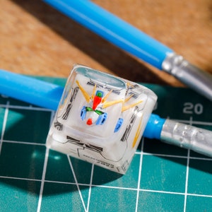 GUNDAM on FOREST Resinlampa, Anpassad Robot Epoxilampa, Japansk Skrivbordslampa, Bordlampa, Resinträkonstlampa, Personlig Gåva för Inredning Hemmet Gundam Keycap 1