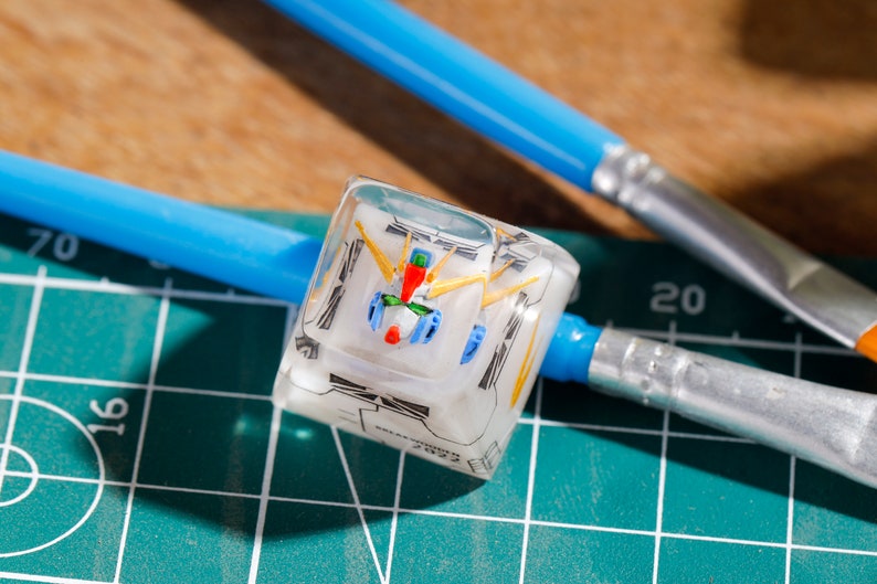 GUNDAM on FOREST Resinlampa, Anpassad Robot Epoxilampa, Japansk Skrivbordslampa, Bordlampa, Resinträkonstlampa, Personlig Gåva för Inredning Hemmet Gundam Keycap 1