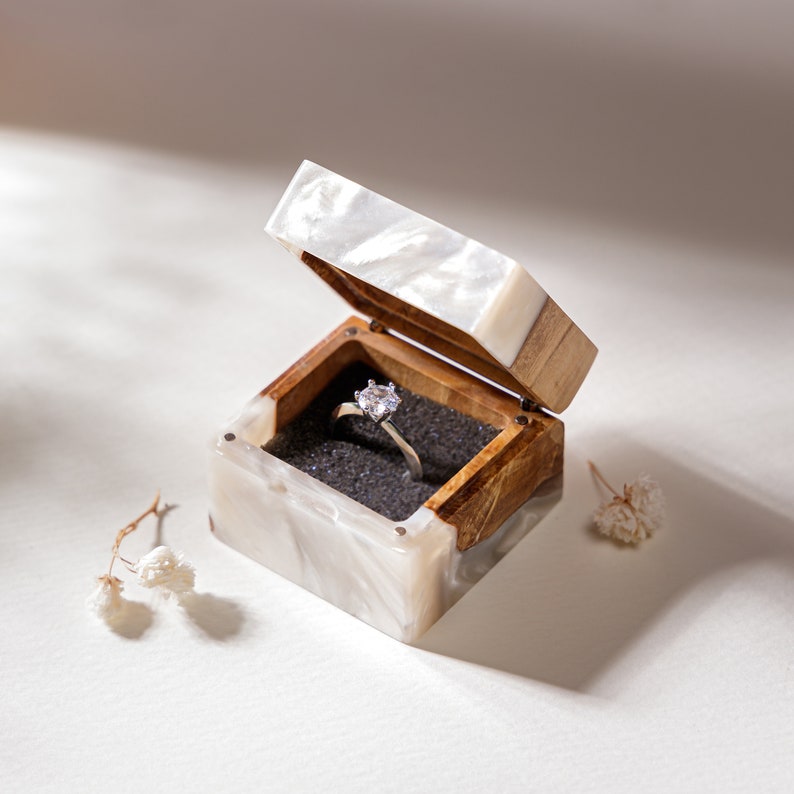 Personalisierte Verlobungsringbox, Verlobungsringbox aus Harz und Holz, Ringträger-Antragsbox, einzigartiges, bedeutungsvolles Geschenk für die Braut Pearl