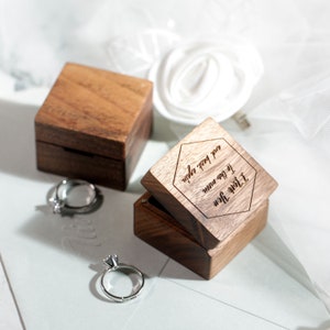 Personalisierte Verlobungsringbox, Verlobungsringbox aus Harz und Holz, Ringträger-Antragsbox, einzigartiges, bedeutungsvolles Geschenk für die Braut Walnut - Not Resin