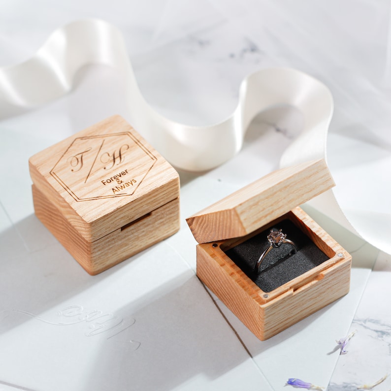 Personalisierte Verlobungsringbox, Verlobungsringbox aus Harz und Holz, Ringträger-Antragsbox, einzigartiges, bedeutungsvolles Geschenk für die Braut Ash - Not Resin