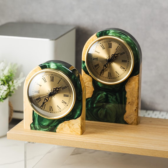 Reloj de escritorio verde de madera y resina epoxi, reloj