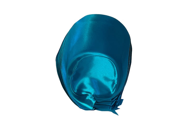 Peut inclure: Un n&oelig;ud en satin bleu sarcelle, pli&eacute; et nou&eacute; en forme arrondie.