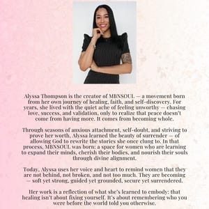 以下が含まれることがあります： MBNSOULの仕事に関するテキストと、Alyssa Thompsonの肖像画が特徴のプロモーション画像。画像にはピンクと白の花柄の背景があります。テキストは、彼女の自己発見の旅とMBNSOULの作成について説明しています。