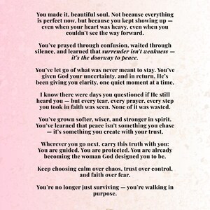 以下が含まれることがあります： 「A Letter to Your Becoming」というタイトルの、ピンクとゴールドのインスピレーションを与えるプリント。テキストは励ましと知恵の言葉を提供し、下部に心と手のグラフィックがあります。
