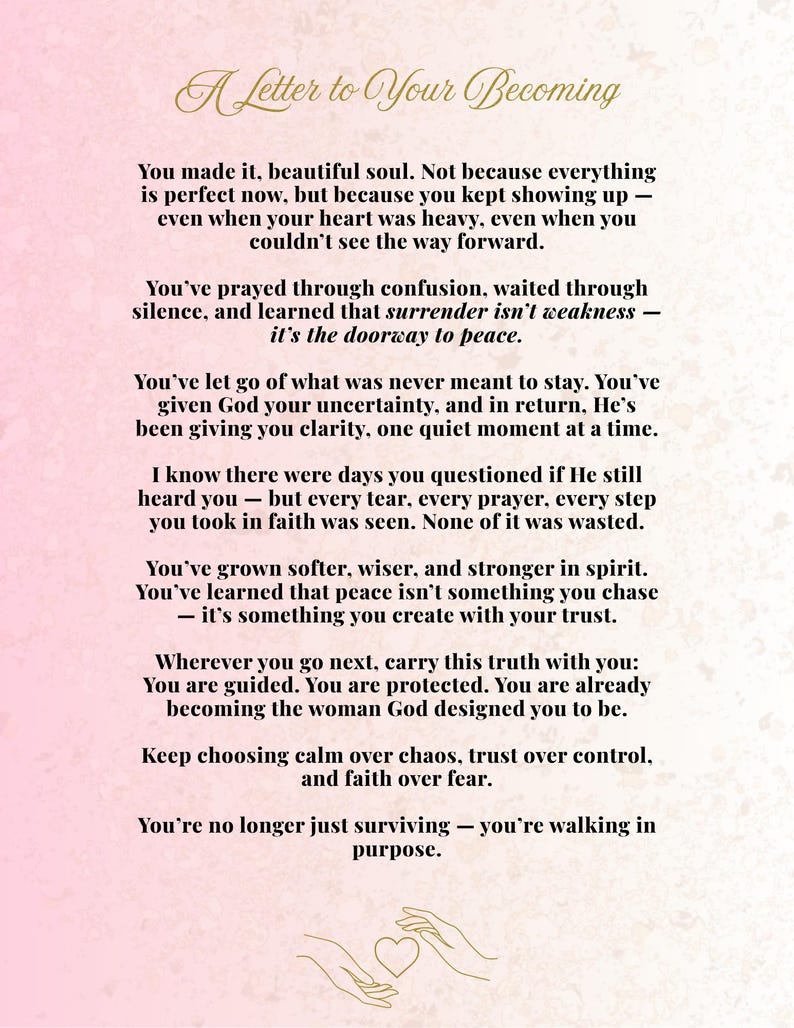 以下が含まれることがあります： 「A Letter to Your Becoming」というタイトルの、ピンクとゴールドのインスピレーションを与えるプリント。テキストは励ましと知恵の言葉を提供し、下部に心と手のグラフィックがあります。